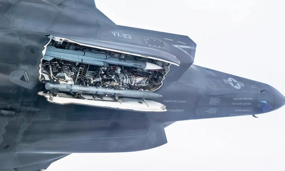 Μαχητικό F-35B πέταξε για πρώτη φορά με πύραυλο Meteor στην «φαρέτρα» του